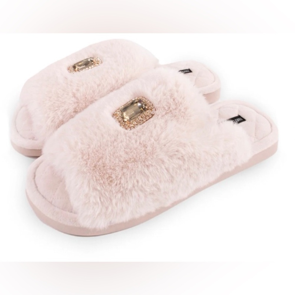 Pretty You London Fifi in “powder puff” pink/faux fur with a diamond brooch-NWT